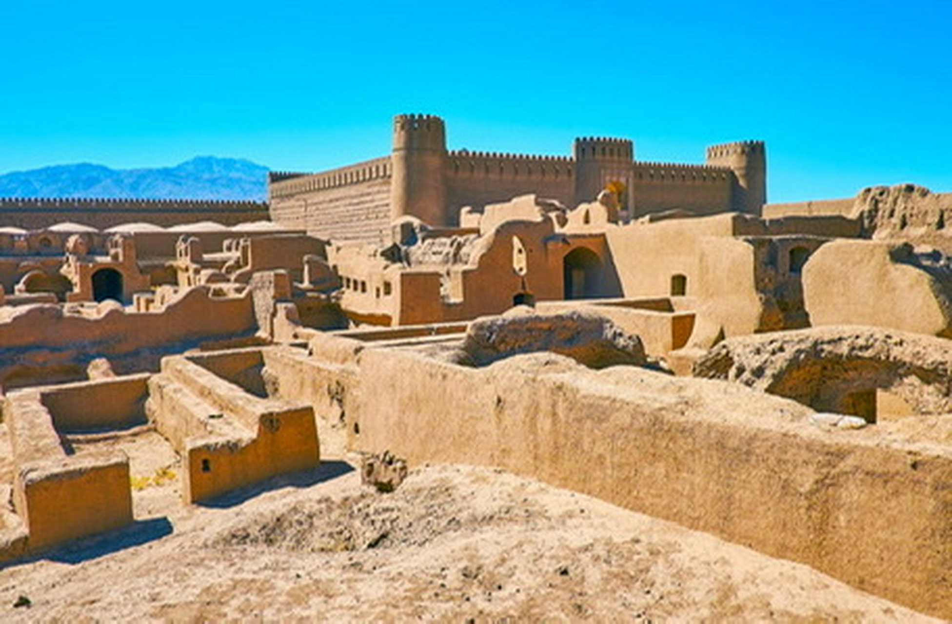 城外有大片农田与花园,用水依靠坎尔井