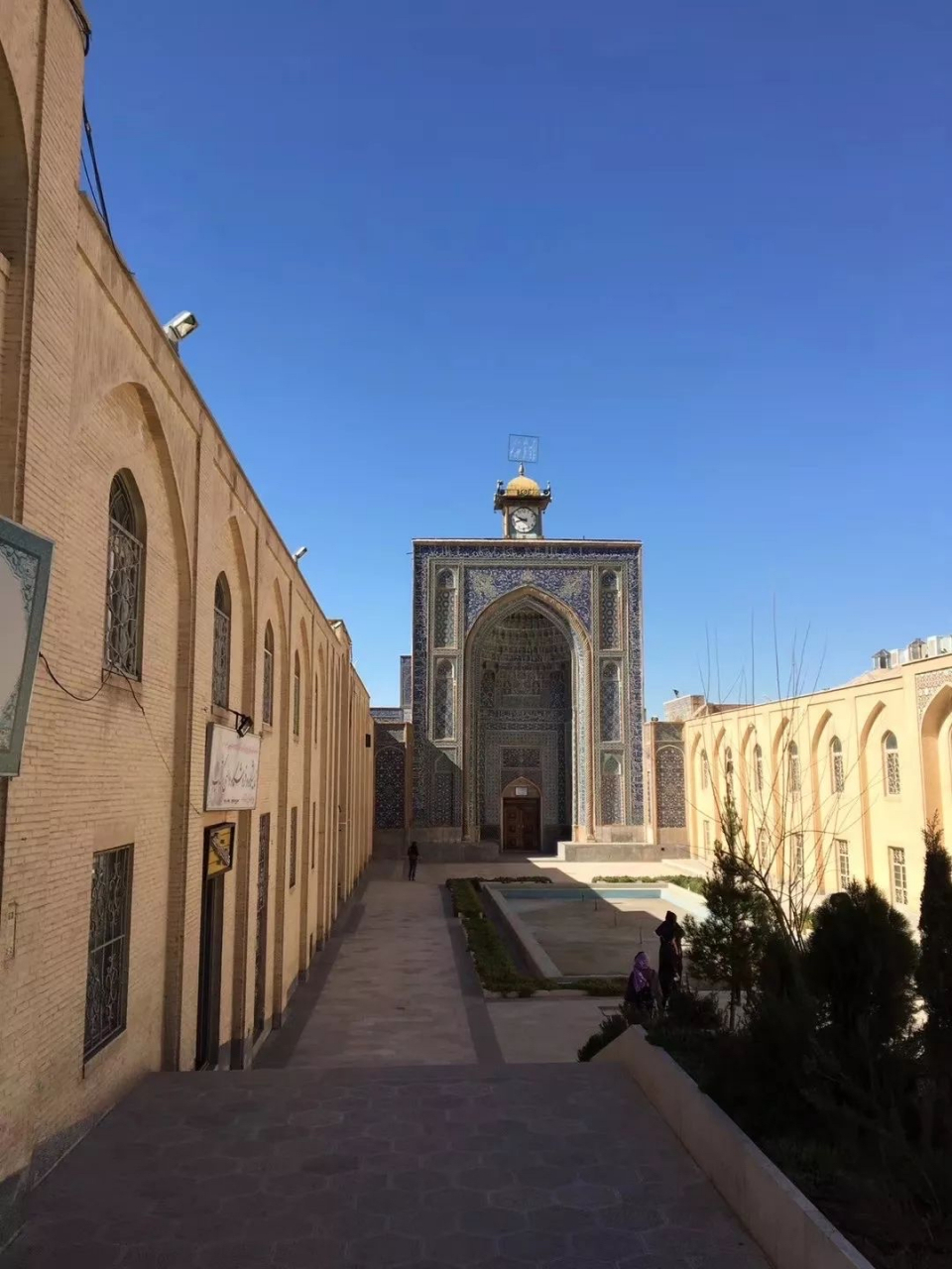 城外有大片农田与花园,用水依靠坎尔井