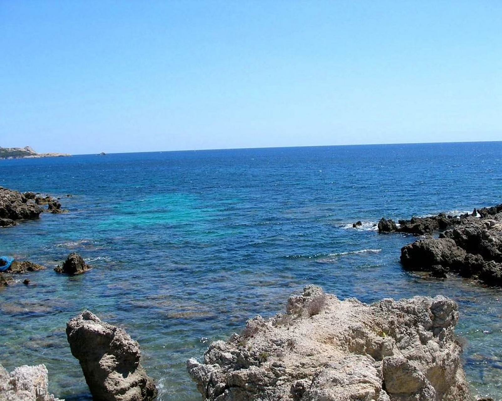 里海是个内陆湖,位于中亚西部,是世界上最大的咸水湖