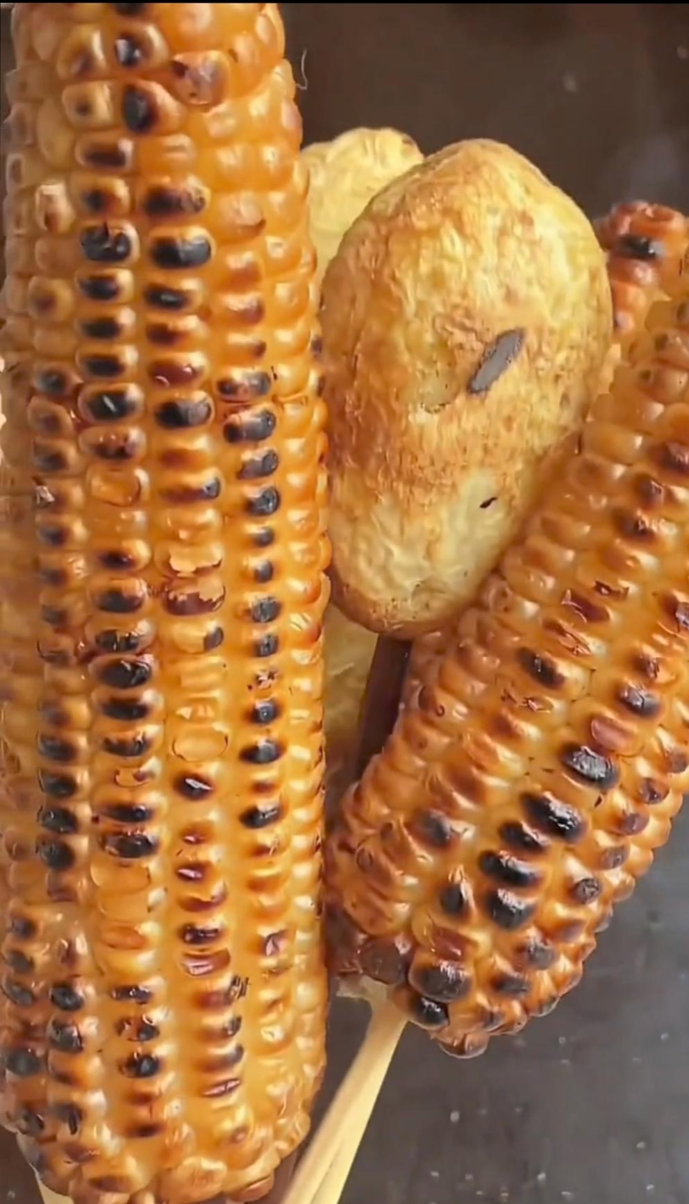 儿子放假了回老家他爷爷家里,中午儿子发来了图片,说他爷爷在烤玉米给