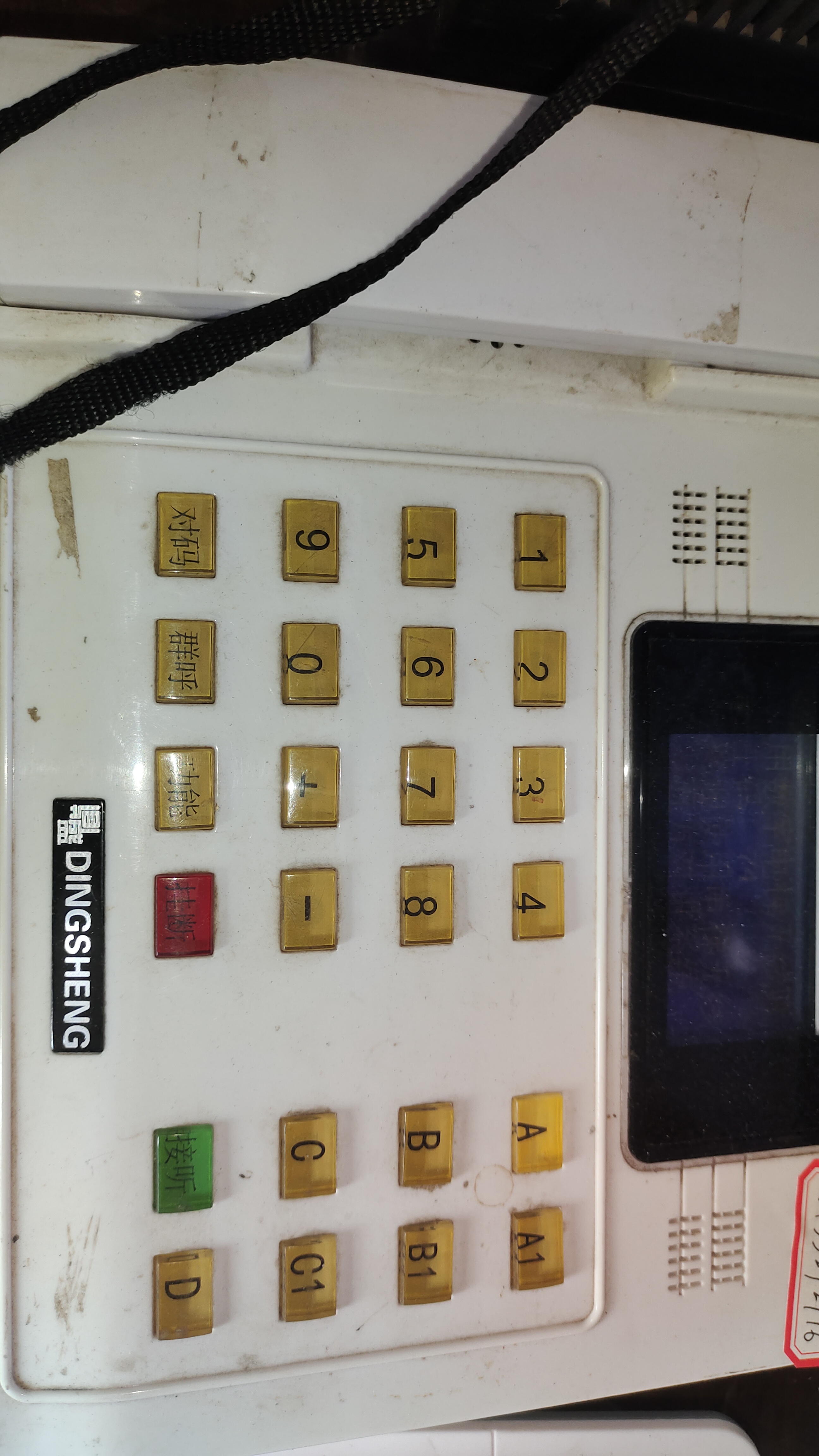 电梯的无线五方对讲主机,通常由3跟线连接,一根电源的正极,一根信号线