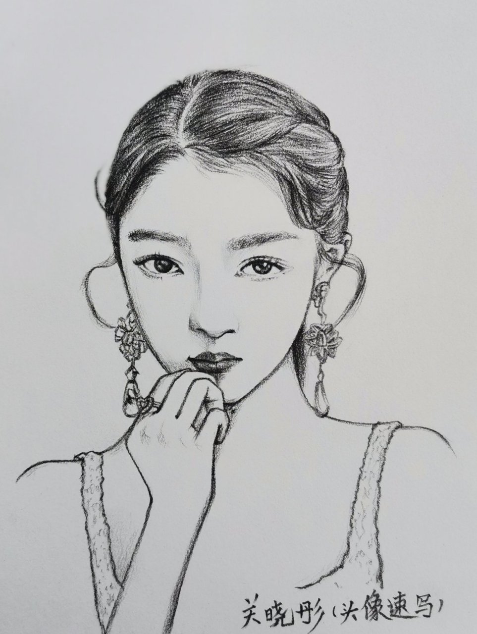 明星国民女孩关晓彤和两位时装模特小素描速写