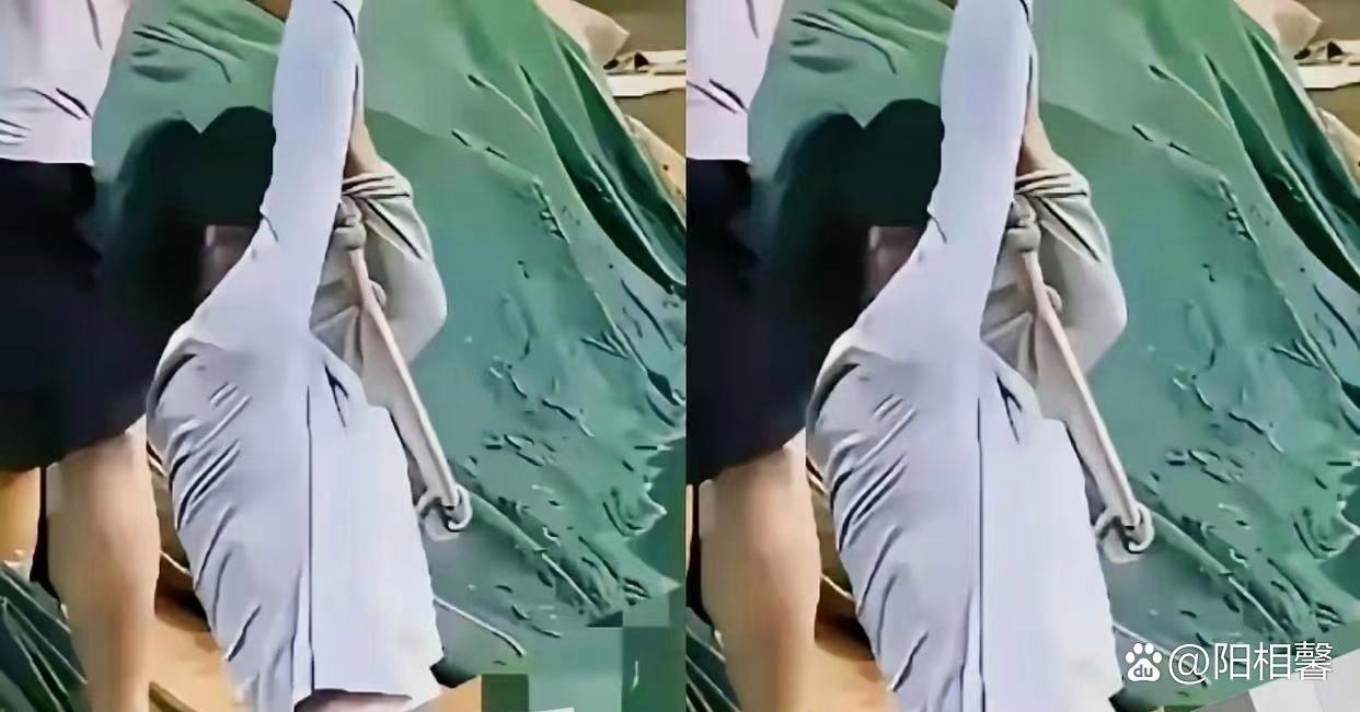 一位女生不慎落水,当她被救生员救上岸时,尴尬地