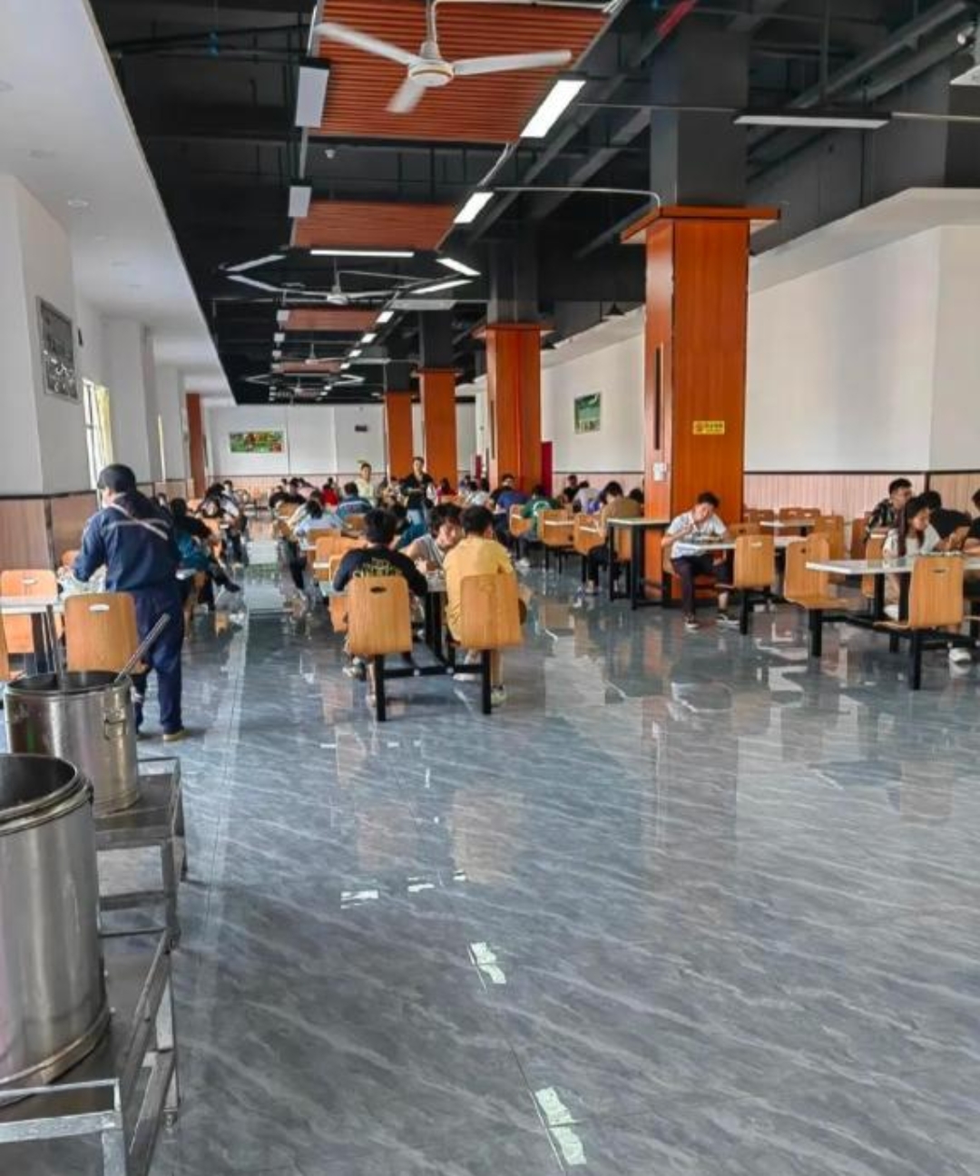 结果小姑娘领完最后一笔工资那天,在有200人的食堂干了件事,让全公司