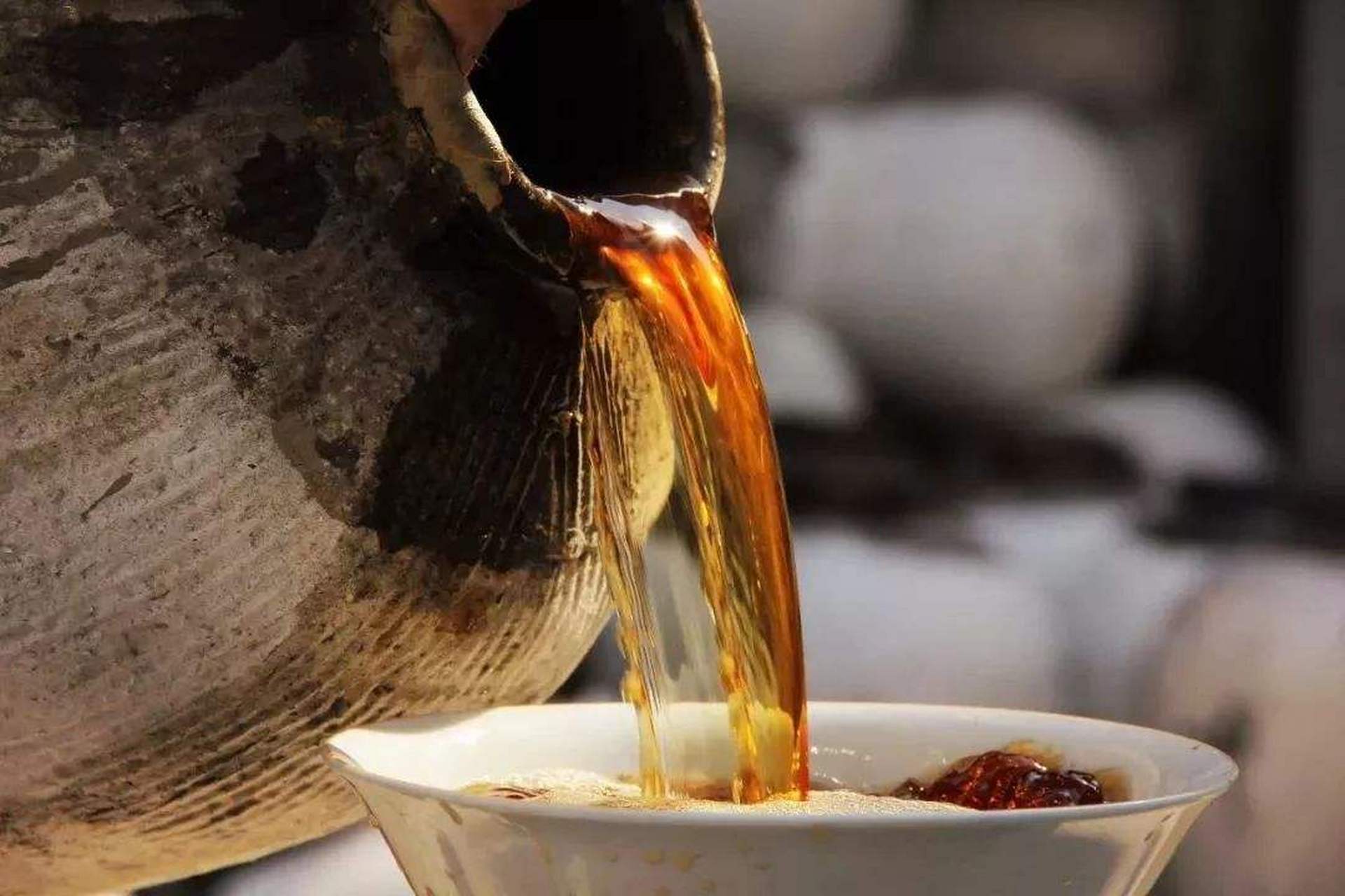 黄酒是我国的民族特产,也称为米酒(ricewine),属于酿造酒,在世界三大