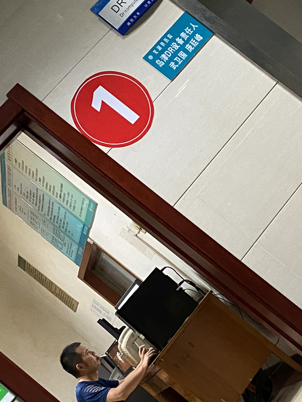 芜湖县总医院放射科医生在办公室抽烟这还是无烟医院吗.
