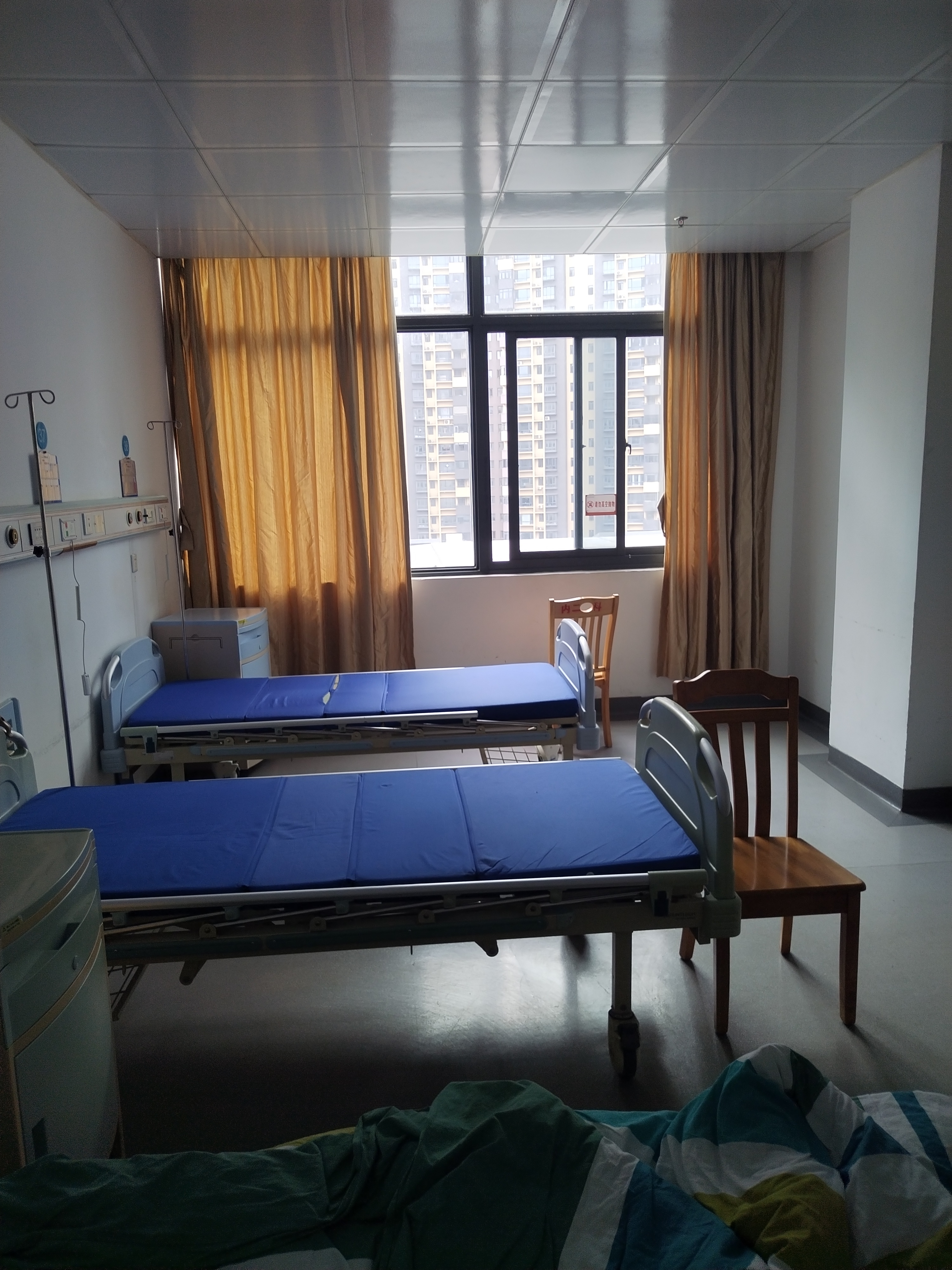 偌大的病房就只有我一个人,这待遇也是可以了.