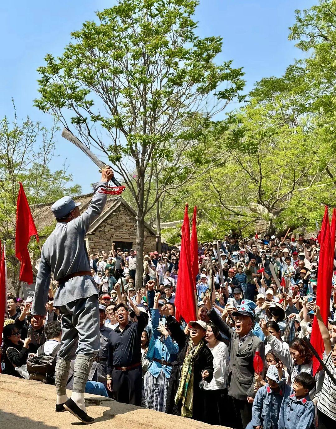 冲啊…山东一个景点在51期间推出了沉浸式体验:跟着独立团的团长攻打