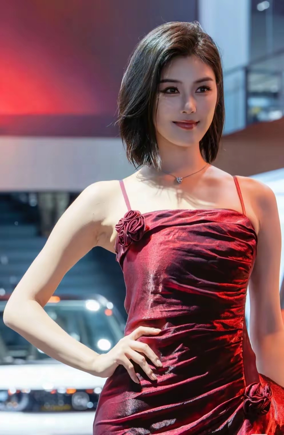 最美车模程儿秀身材 近日车展现场,最美车模程儿亮相,一出场就吸睛无