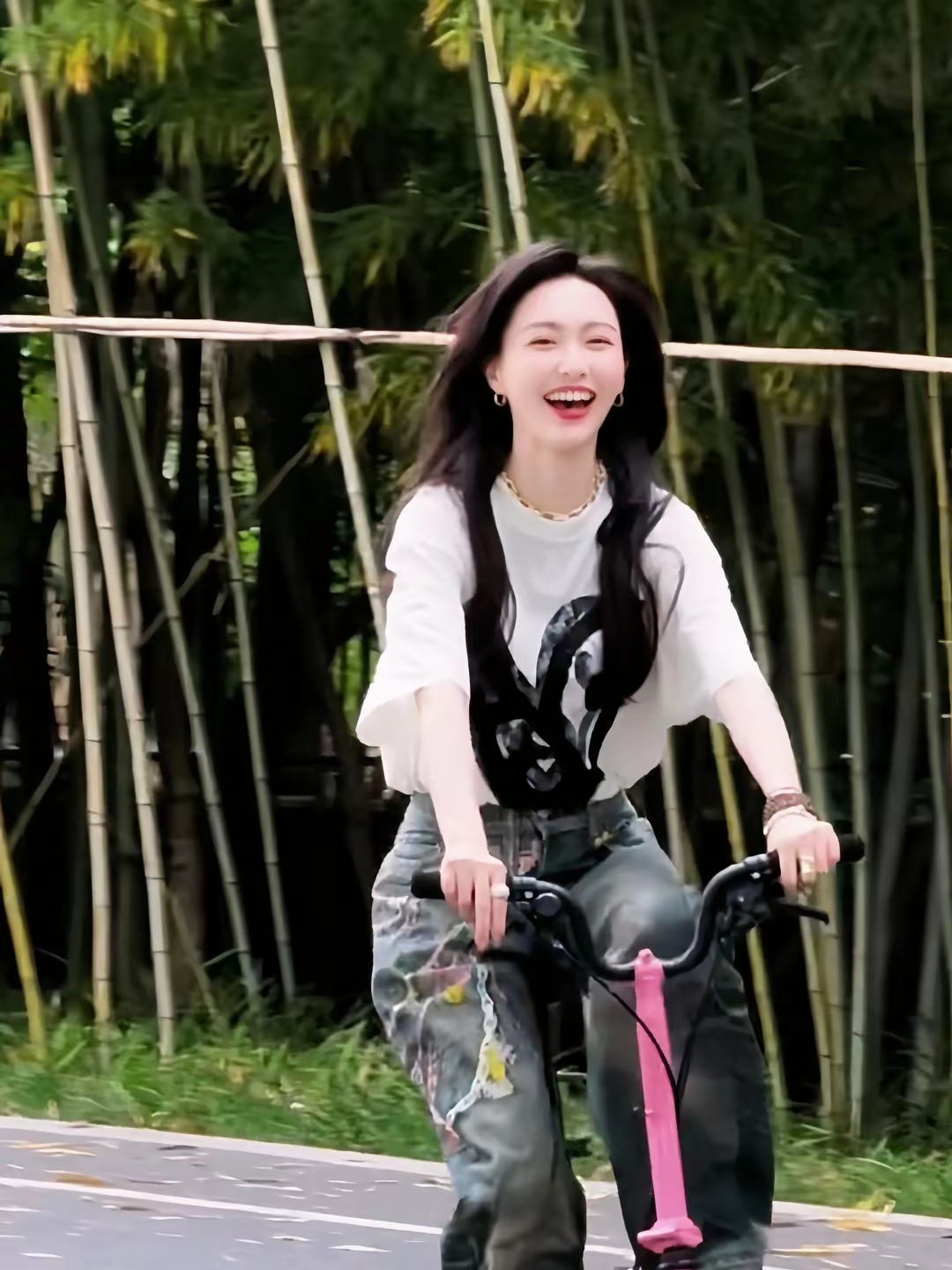 假期唐嫣在公园骑单车被偶遇,照片里她穿着白t牛仔裤,扎着清爽马尾,戴