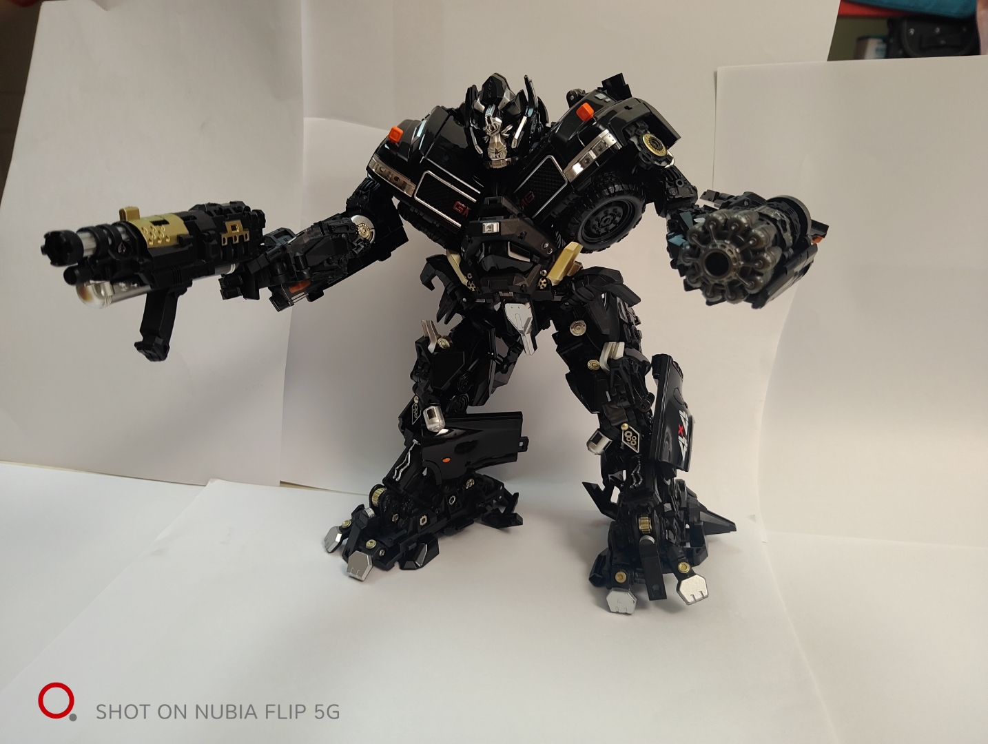 哇,这个大黑机器人好酷,旁边的小白人看起来好渺小,感觉我也能变大变