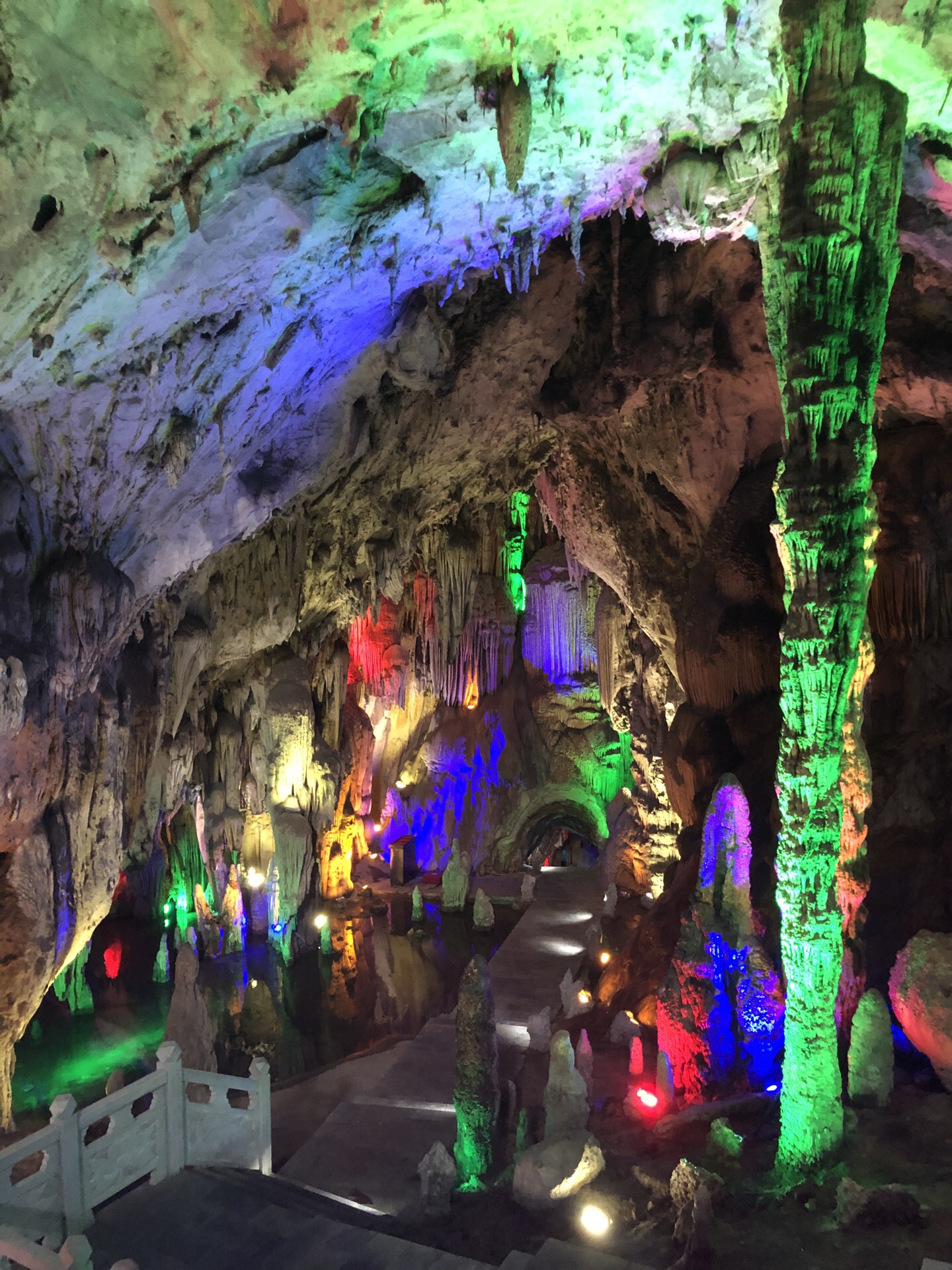 利川腾龙洞位于中国湖北省利川市和恩施市境内,是一座地质地貌类的