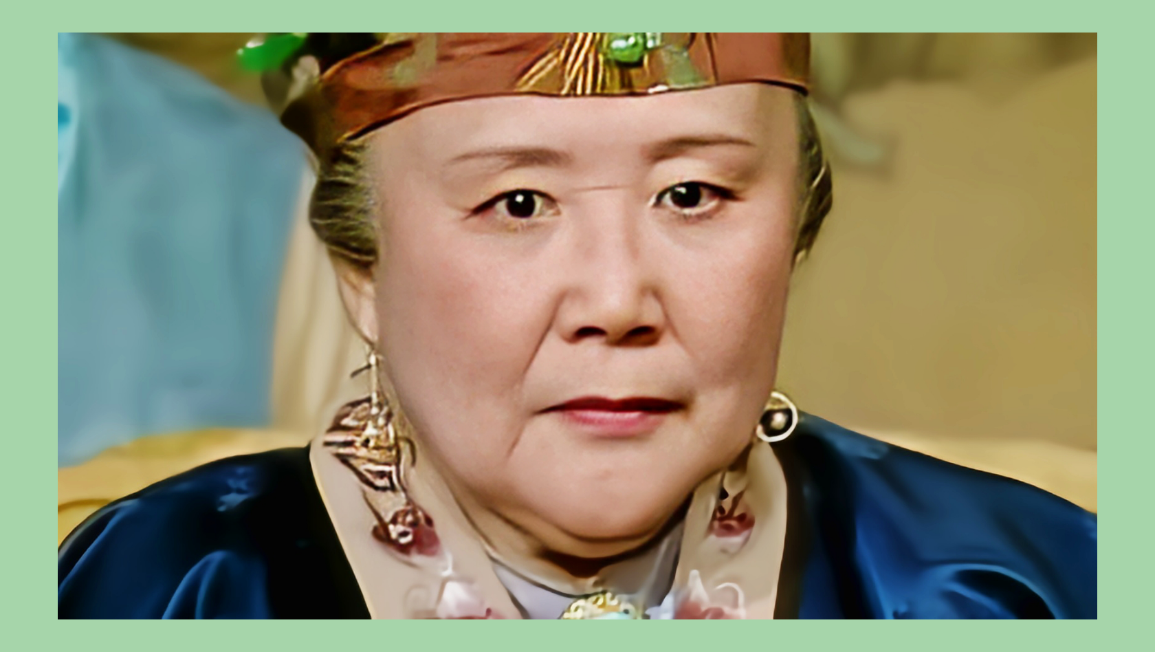 在《红楼梦》里,鸳鸯是贾母 身边最忠心的丫鬟,也是贾母最宠爱最