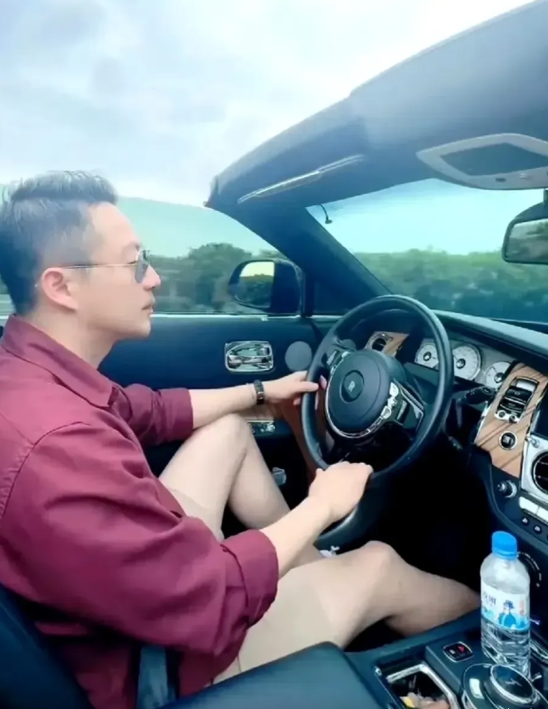 已经替卤蛋纹好了劳斯莱斯,而且是在身体最显眼的部位光头上,因为