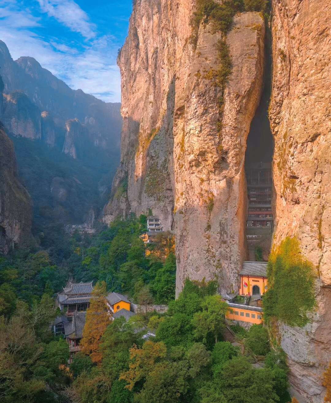 神雕侠侣中的断肠崖:爱恨交织的命运之地"90  99 详细地址:雁荡山