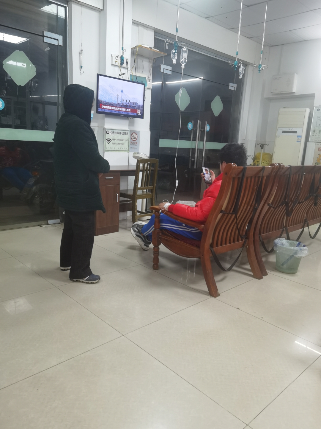 现在是晚上9:05,奶奶八点多钟就在诊所来说,他儿子去接孙子,要回来