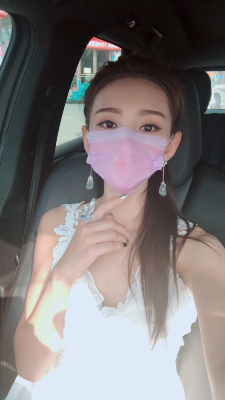 西安网红千艺小姐姐,出个门都要来一组自拍,也许这是美女的习惯,一时