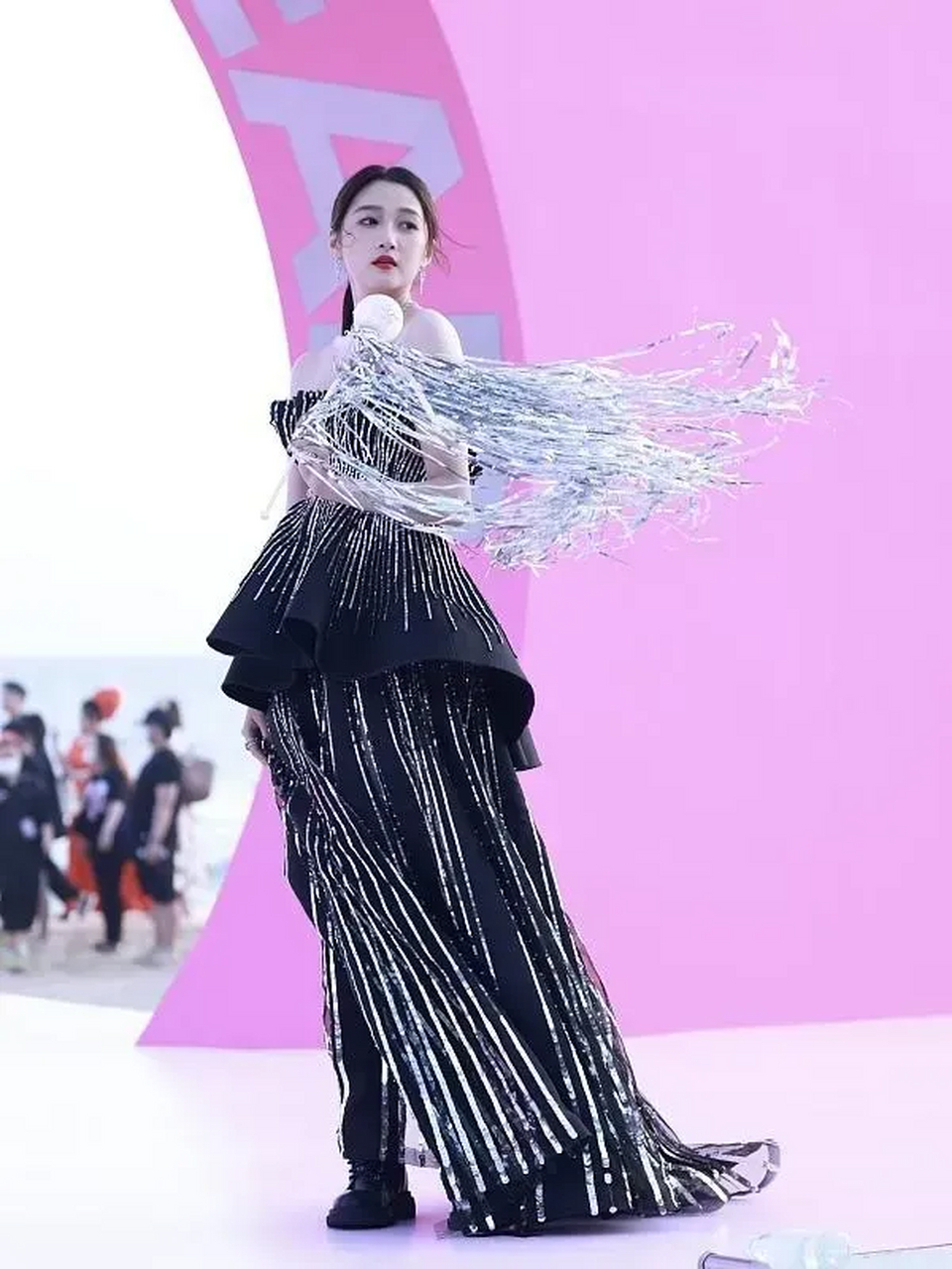 关晓彤真敢搭,抹胸礼服配马丁靴,真想得出 关晓彤的礼服造型一直备受