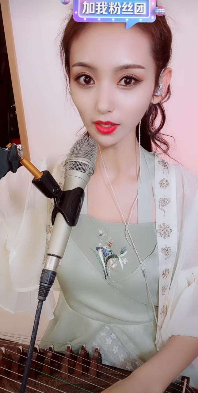 流量女神美千艺,面若桃花,多才多艺,成为西安大唐不夜城排行第一的