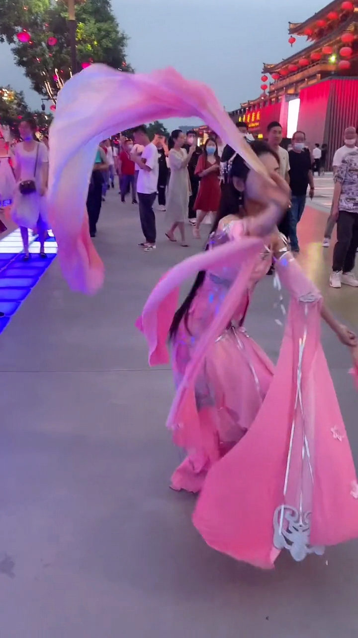 千艺女神舞动大唐不夜城,好似仙女下凡来啊,太美了!#我是本地分享家