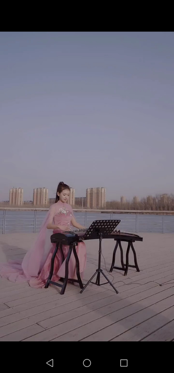 千艺女神古筝太美太动听!好似仙女下凡来啊,太美了 !