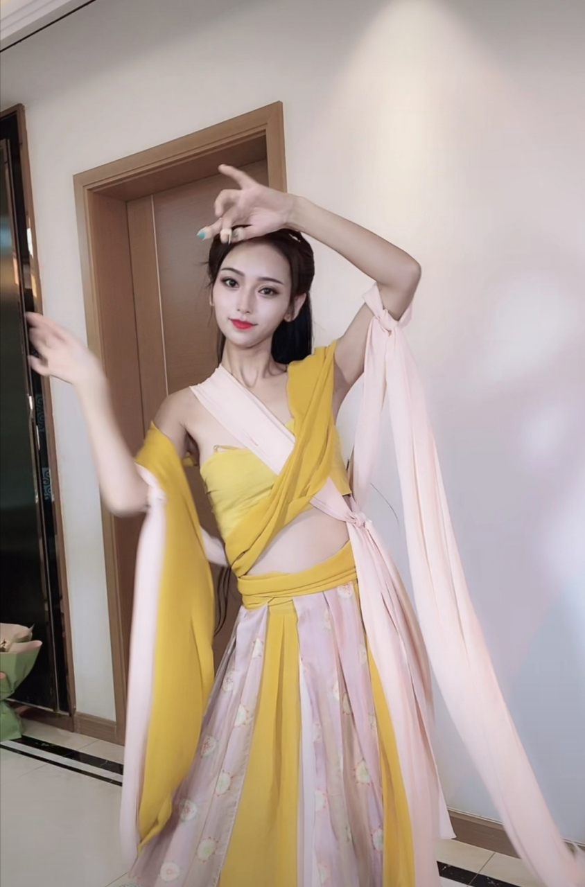千艺女神!一笑倾城,再笑倾城,三笑倾我心