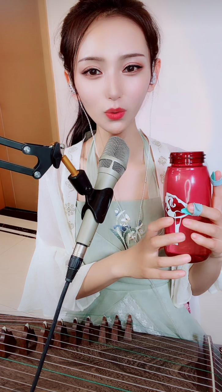 大唐千艺女神美若桃花,一曲古筝演奏惹人心醉!