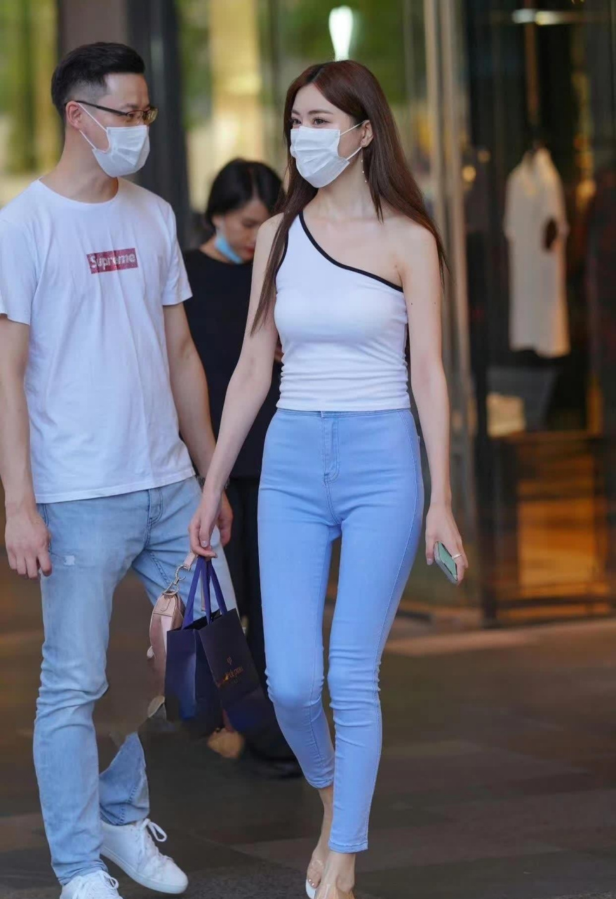 好身材美女小姐姐身材火辣翘臀#好身材穿出来# #街拍美女# #动态创作