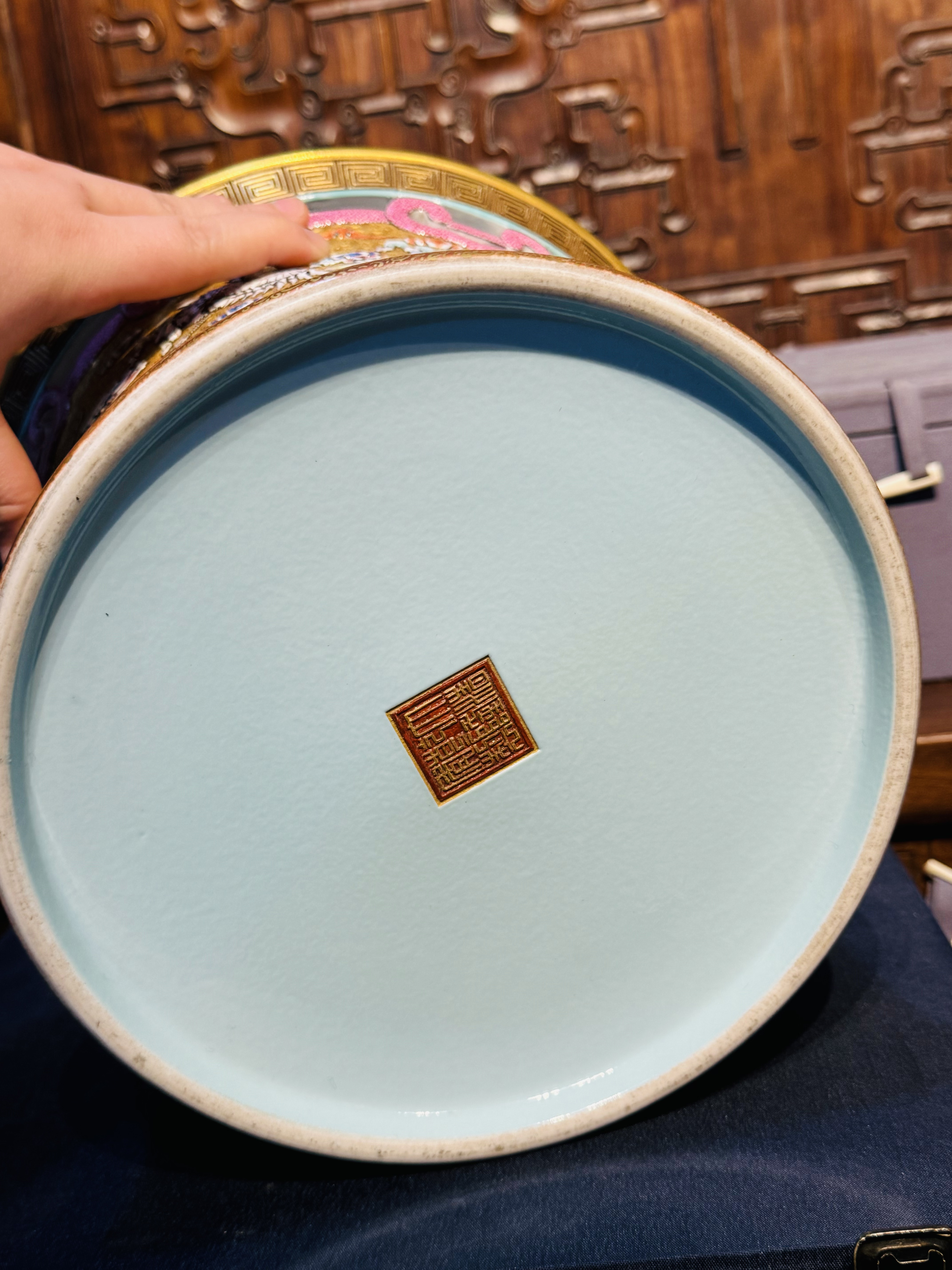 大清乾隆年製 金雕刻鹤海水回纹边笔筒