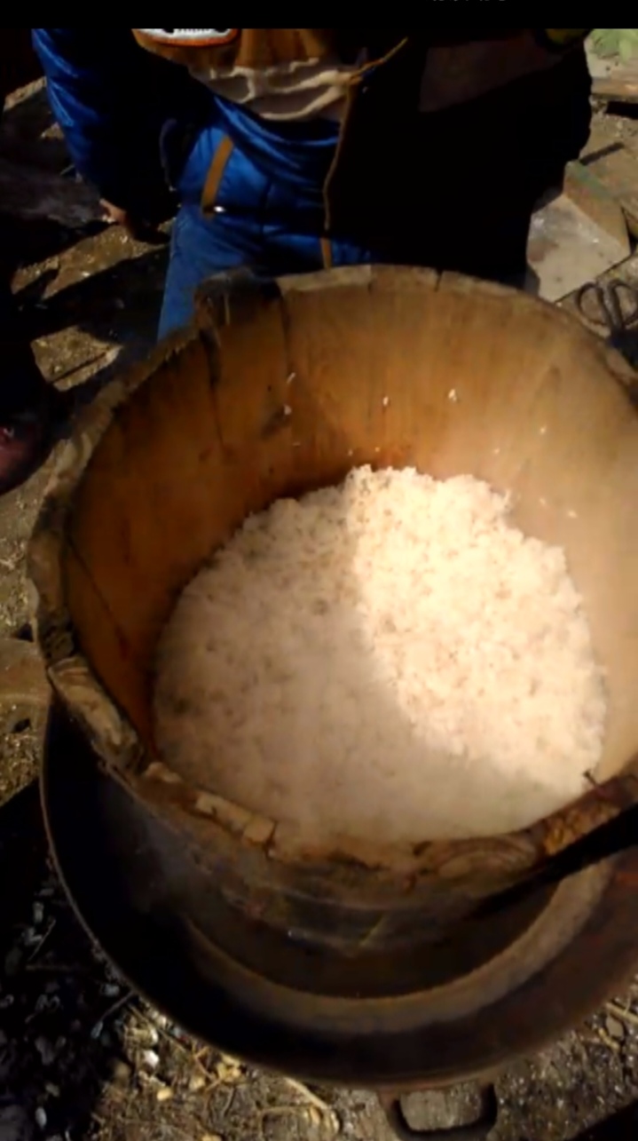 使用大铁锅蒸笼蒸糥米饭是一种传统的烹饪方法,可以保留糥米的原始