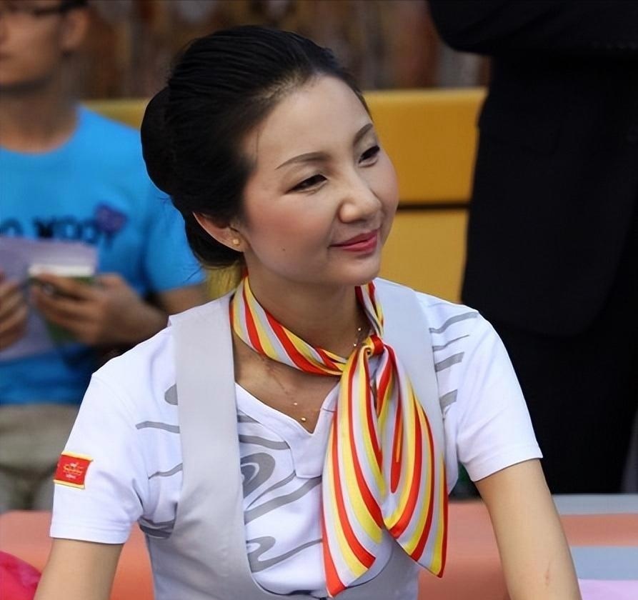 2012年,一架飞乌鲁木齐的飞机升至5000米高空,空姐忽