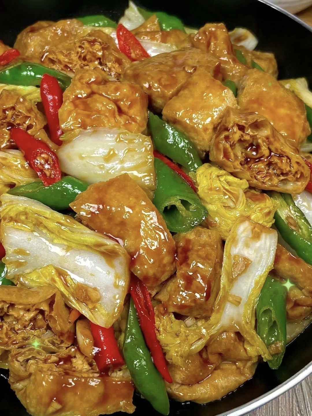 娃娃菜豆腐泡蒜末小米辣青椒段  做法:起锅烧油倒入小米辣蒜末炒香