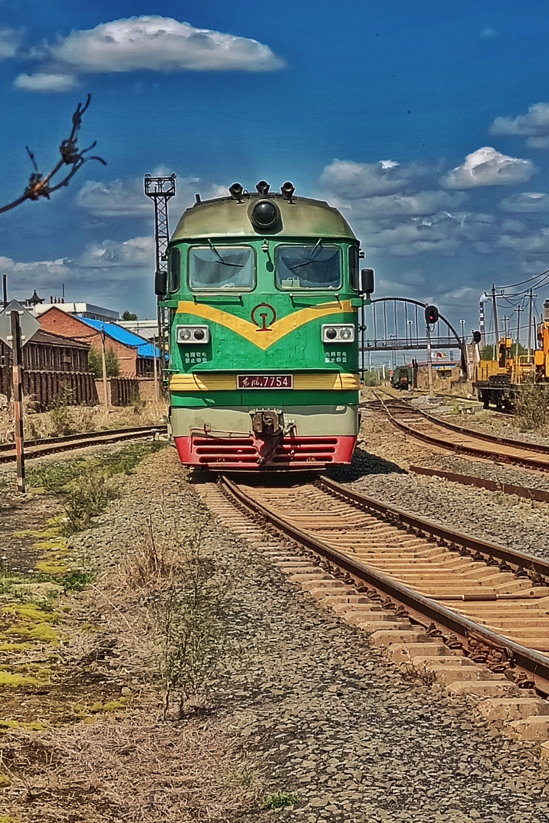 火车迷们,快来看这列复古风十足的绿皮火车,编号东风4b7754,df5b0053