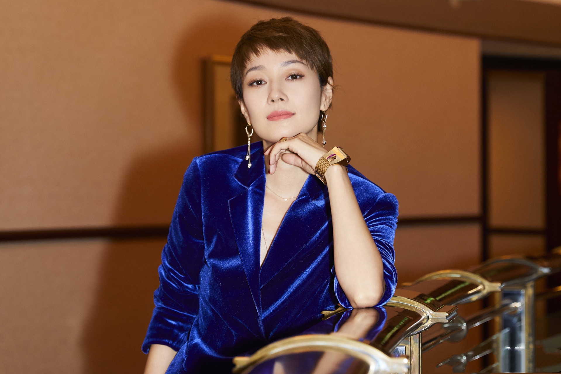 马伊琍穿蓝色丝绒西服套装彰显独立女性魅力,宽松的裤子自信洒脱,搭配