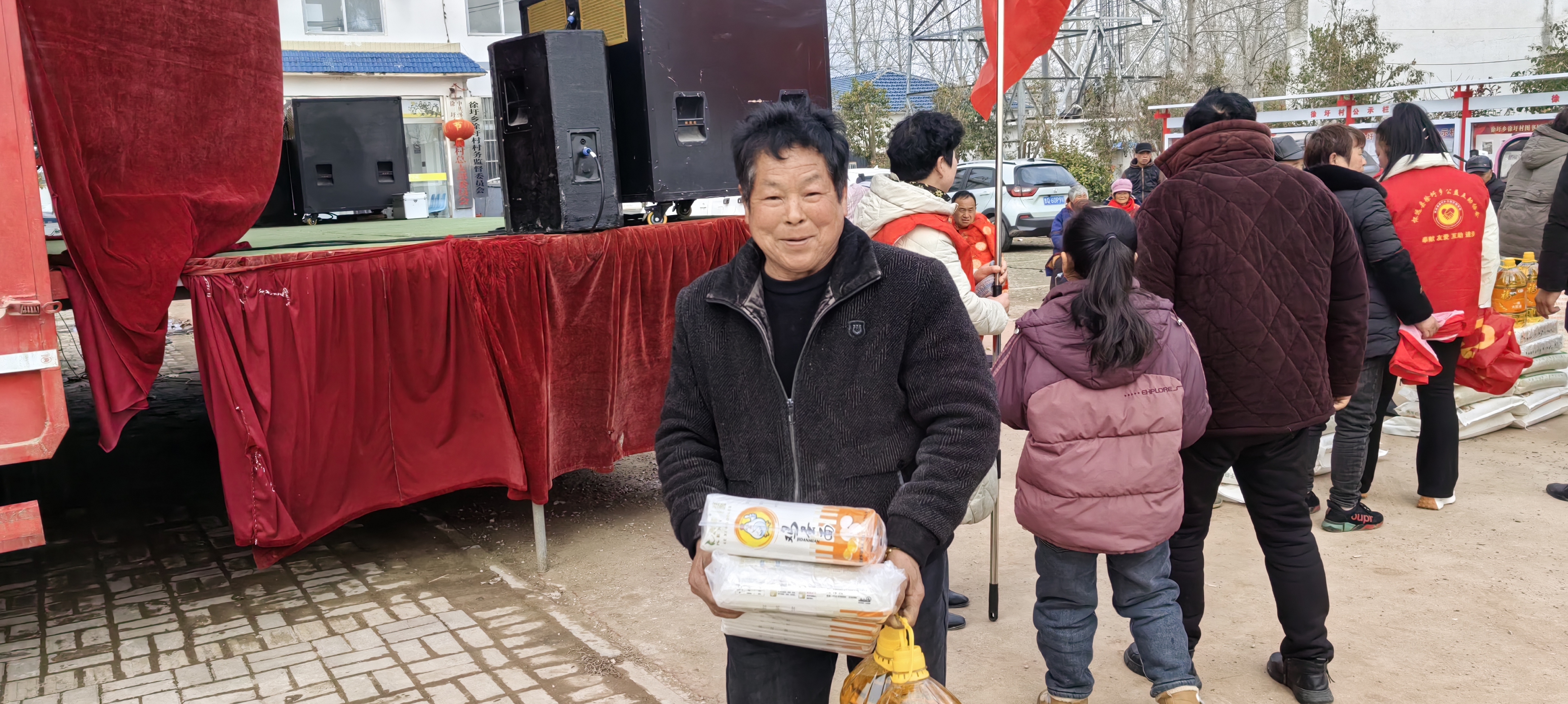 徐圩乡公益互助协会积极响应怀远县民政局的号召,在徐圩乡开展"学雷锋