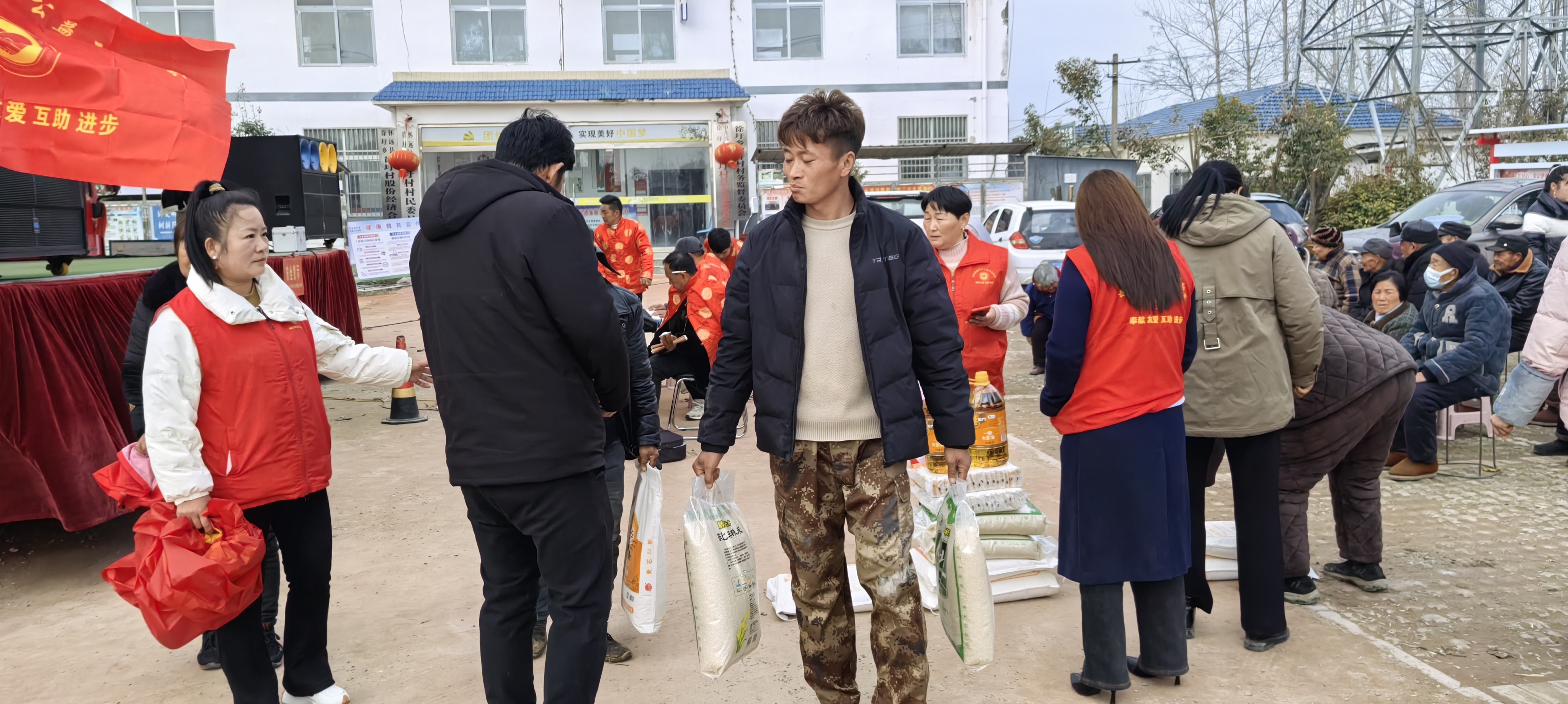 徐圩乡公益互助协会积极响应怀远县民政局的号召,在徐圩乡开展"学雷锋