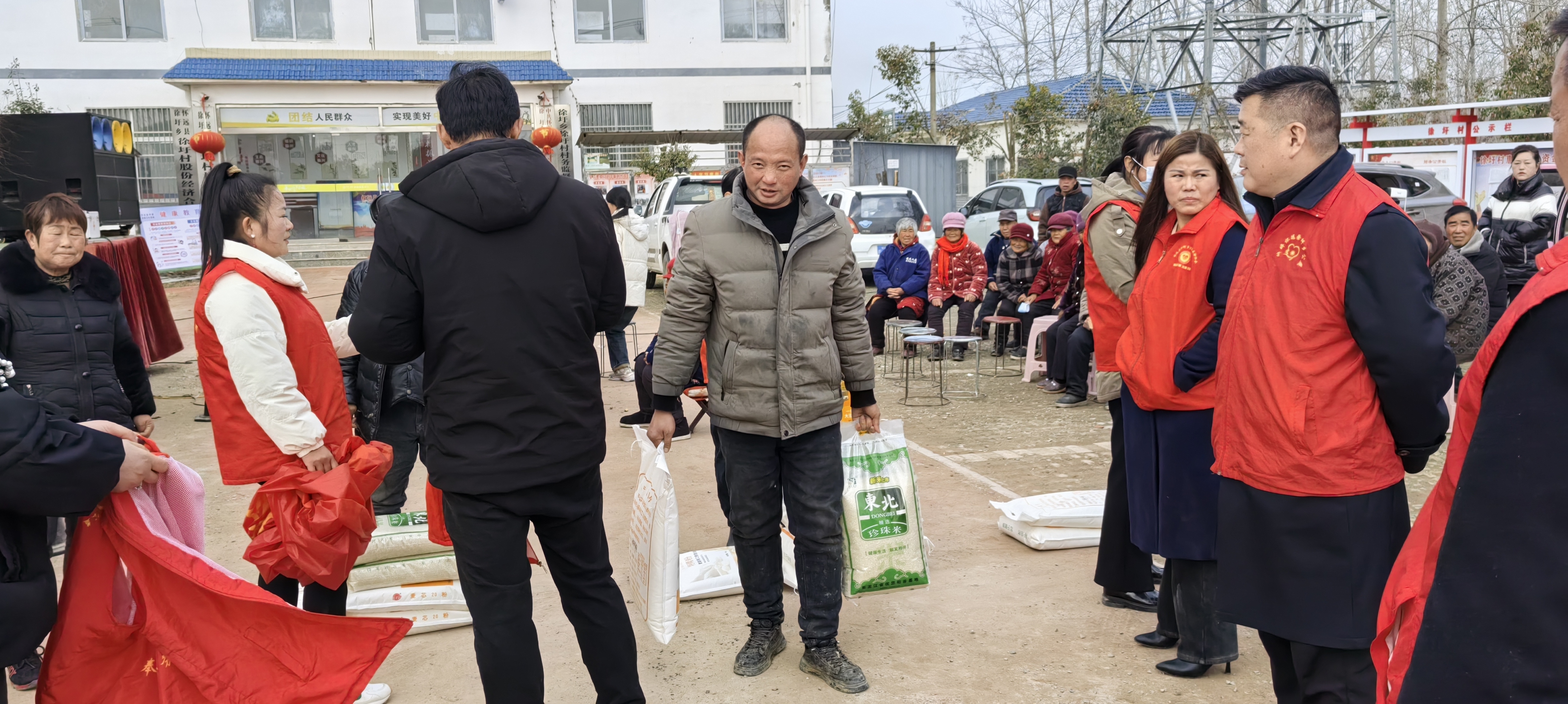 徐圩乡公益互助协会积极响应怀远县民政局的号召,在徐圩乡开展"学雷锋