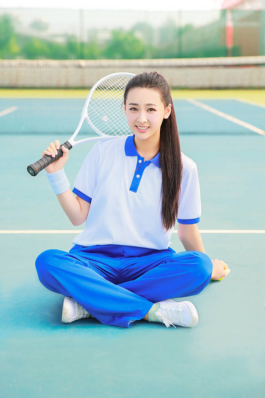 中戏小花丁笑滢的清新校服风写真:身穿蓝白校服,脚踩小白鞋,简单清爽