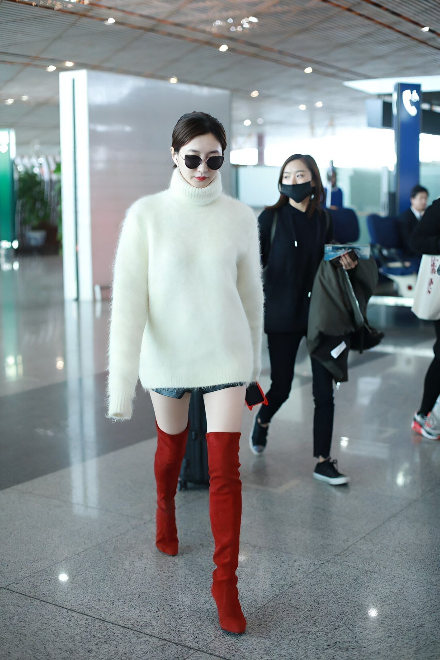 在机场的她,步伐自信,气场全开,真是让人羡慕她的好衣品呢#动态连更