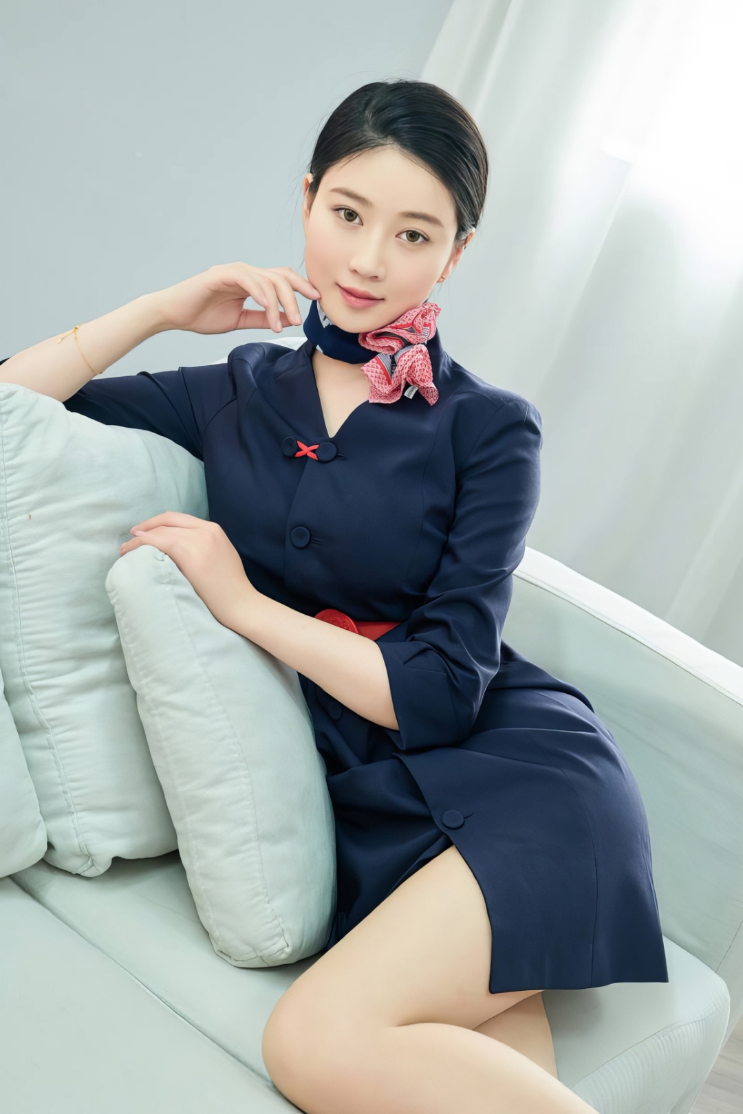 空姐小姐姐坐在沙发上,手托下巴,美得冒泡~#动态连更挑战# #遇见好
