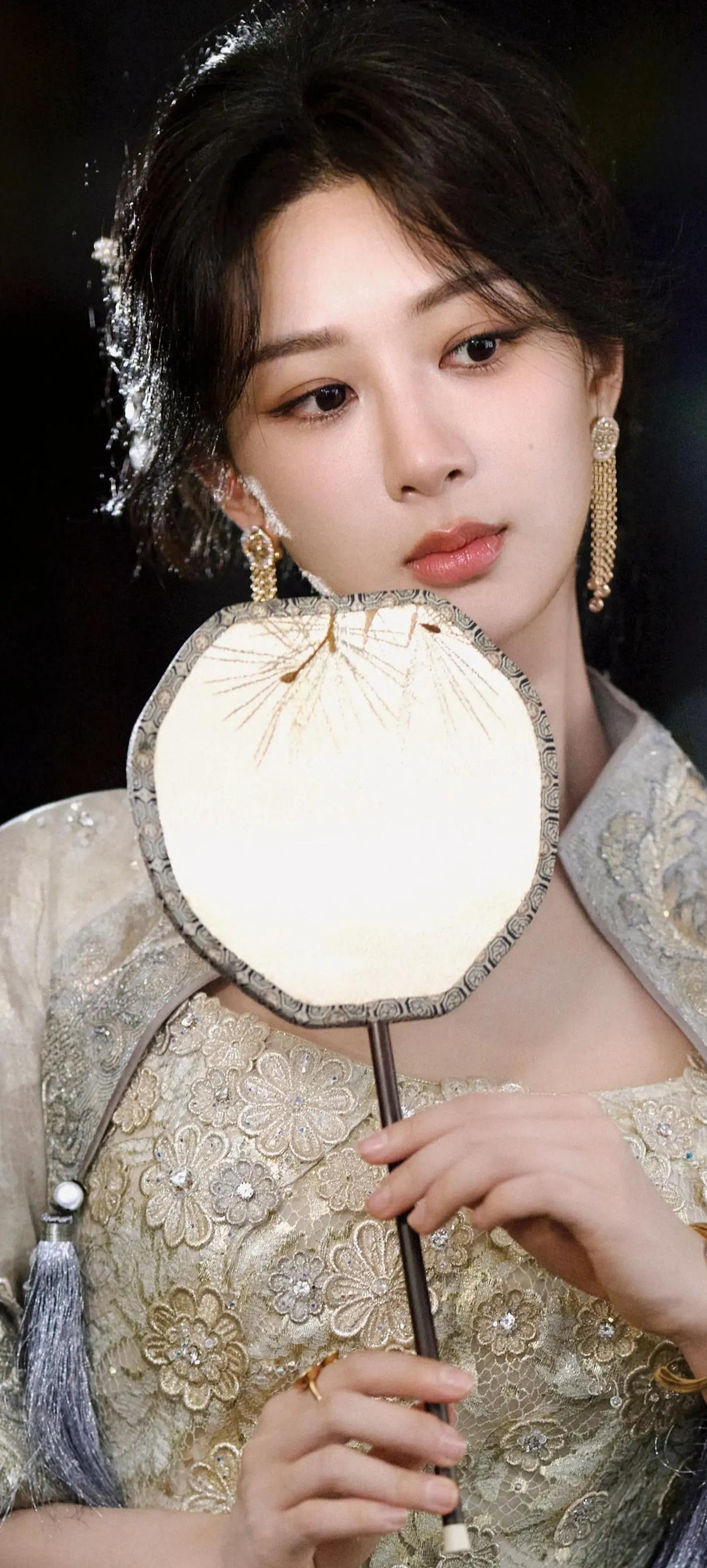 杨紫古装造型太惊艳了,仿佛穿越千年而来,美得让人心动!