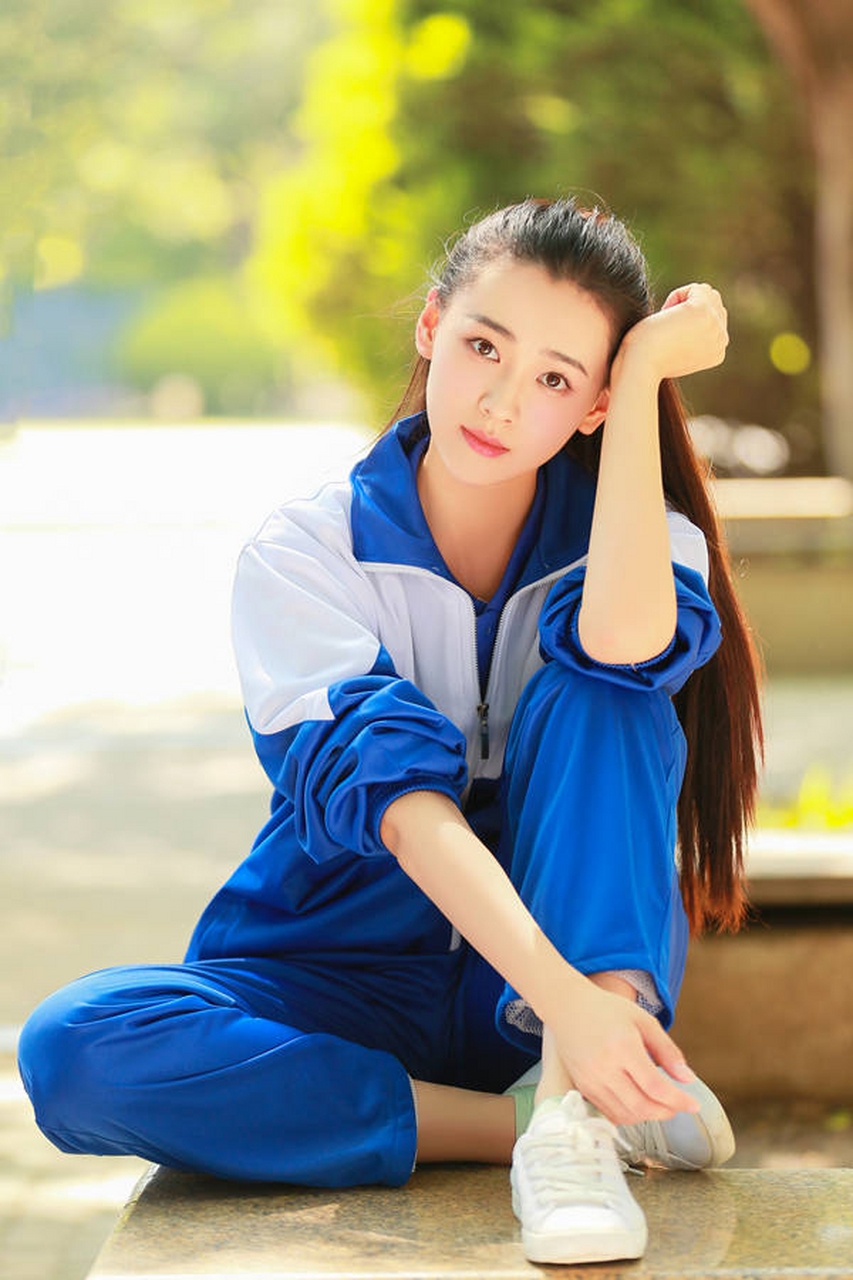 小白鞋美女校服图片