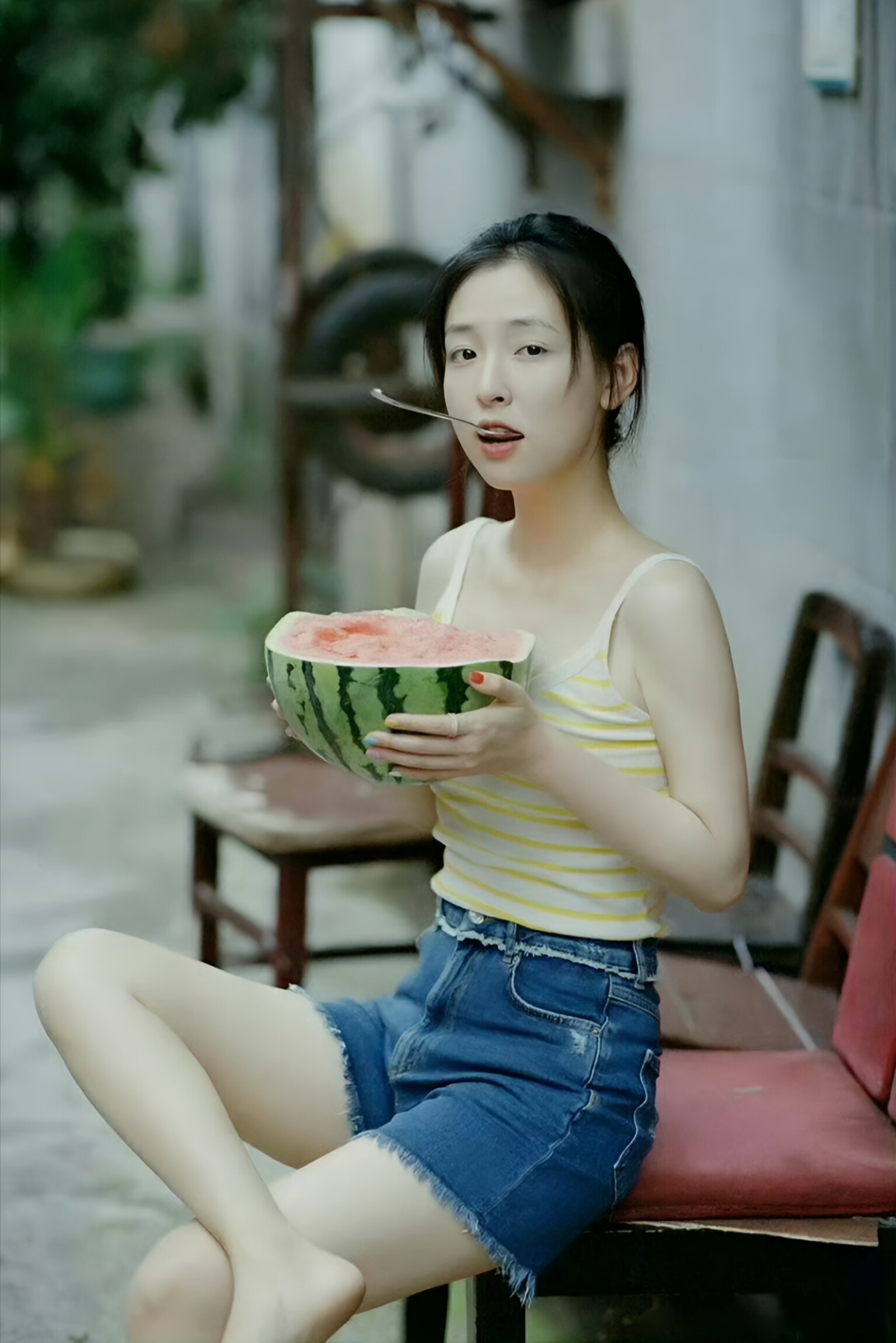 吴倩拿着小勺子,准备挖开西瓜,满脸都是期待呢!