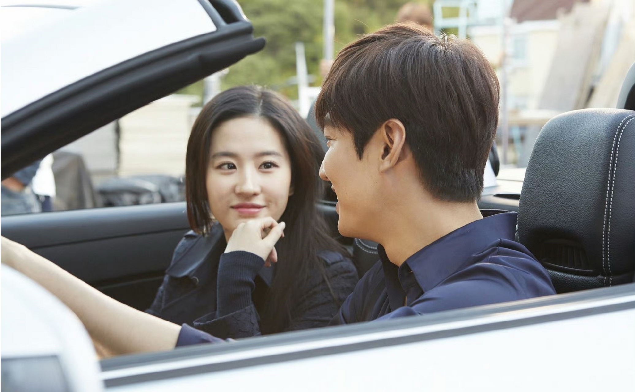 副驾驶坐着刘亦菲,李敏镐怕是心里乐开花了吧.
