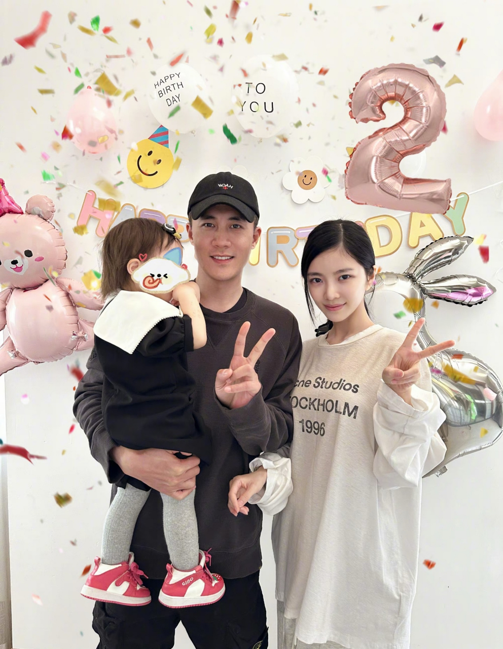 杜淳一家三口好幸福,老婆看起来太年轻了,像个女大学生.