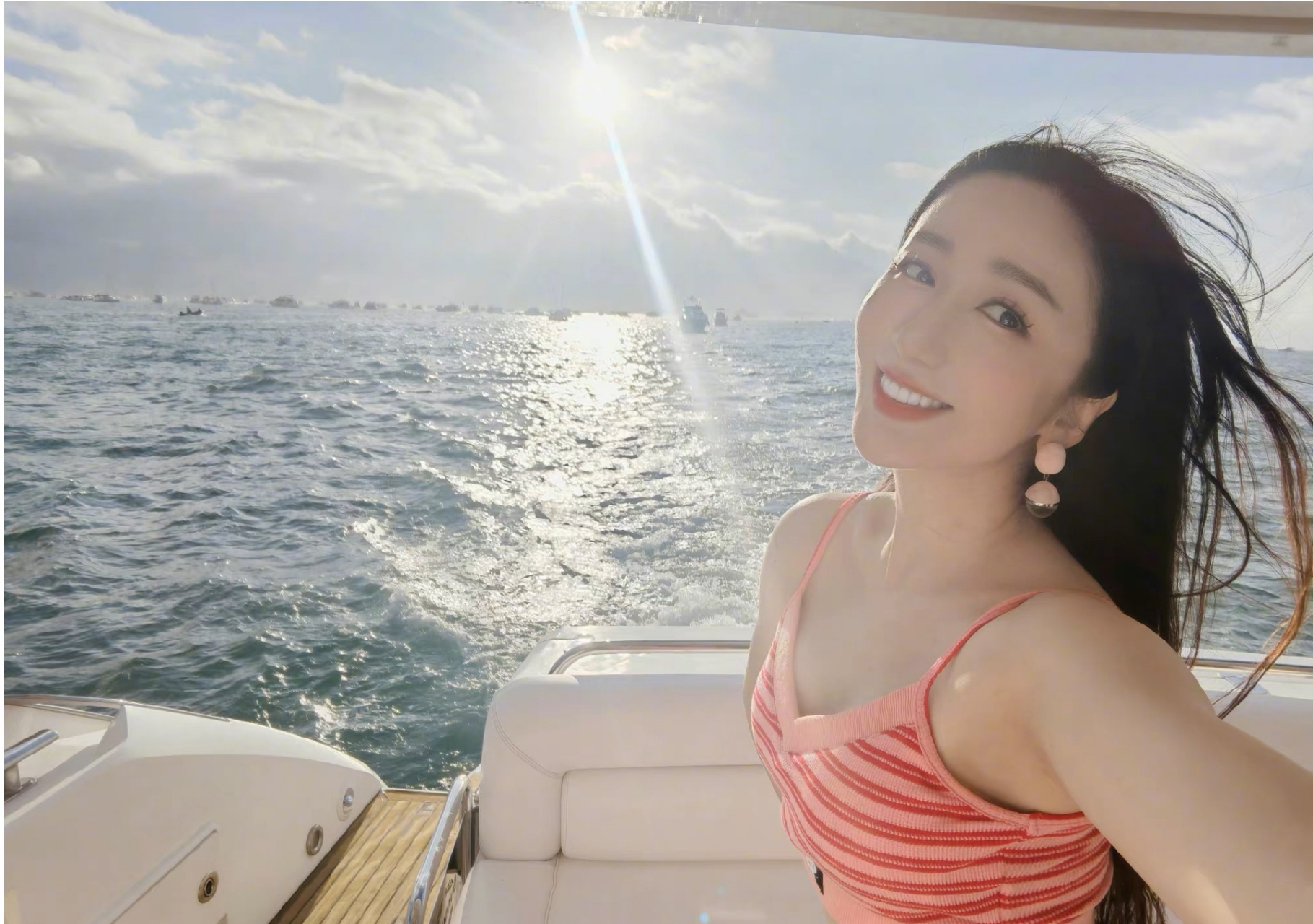 娄艺潇海边度假,你觉得她身材怎么样?