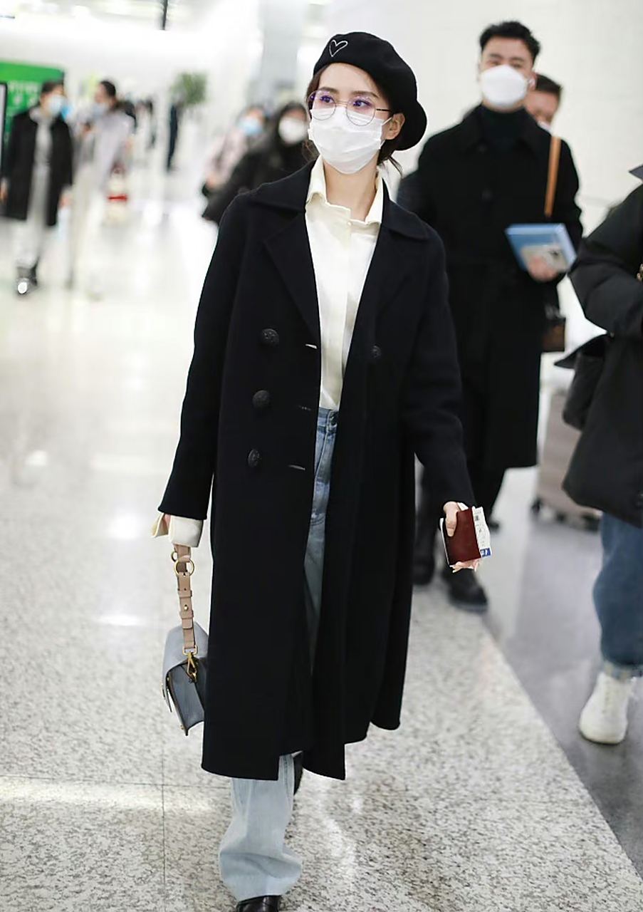 戴着眼镜口罩也遮不住刘诗诗的美.