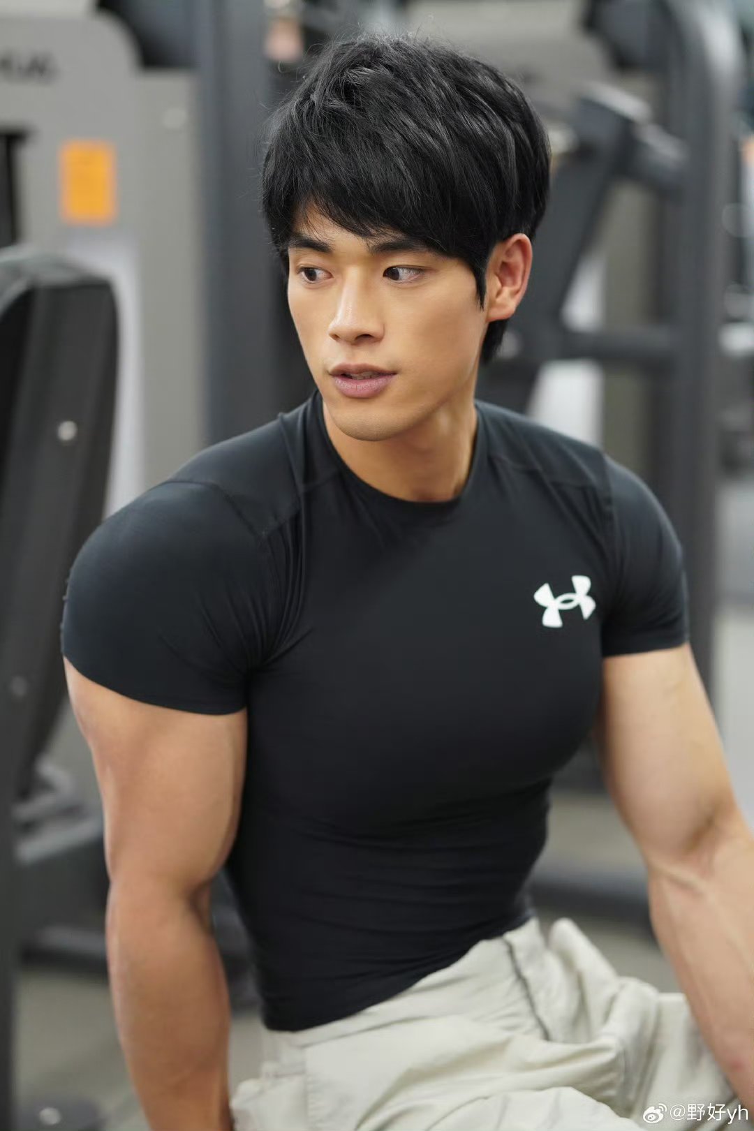 型男帅哥# 在健身房挥汗如雨,我的肌肉线条越来越明显!