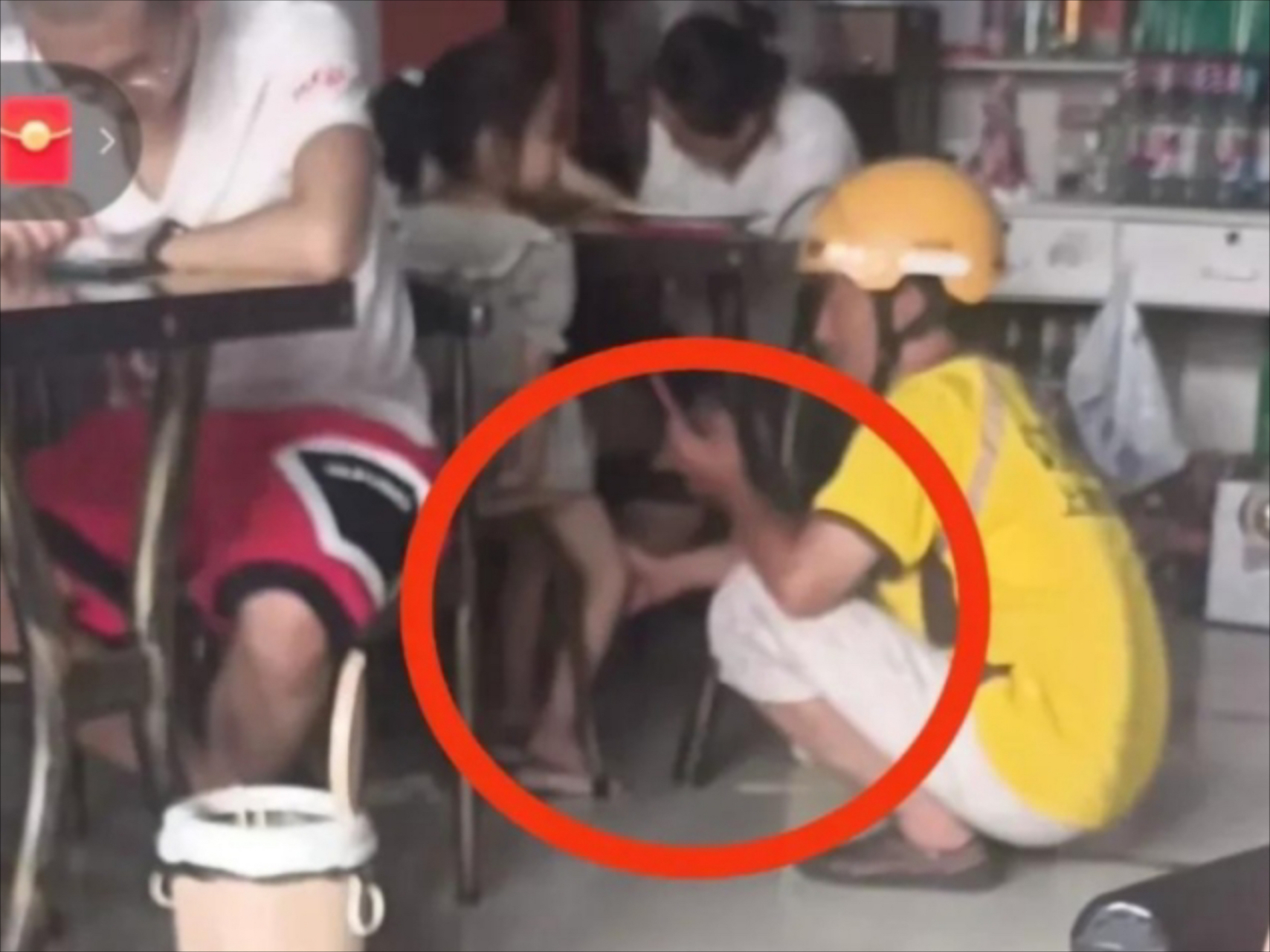 网曝外卖员偷摸小女孩大腿#  7月9日,山东一外卖员等餐期间,蹲在一小
