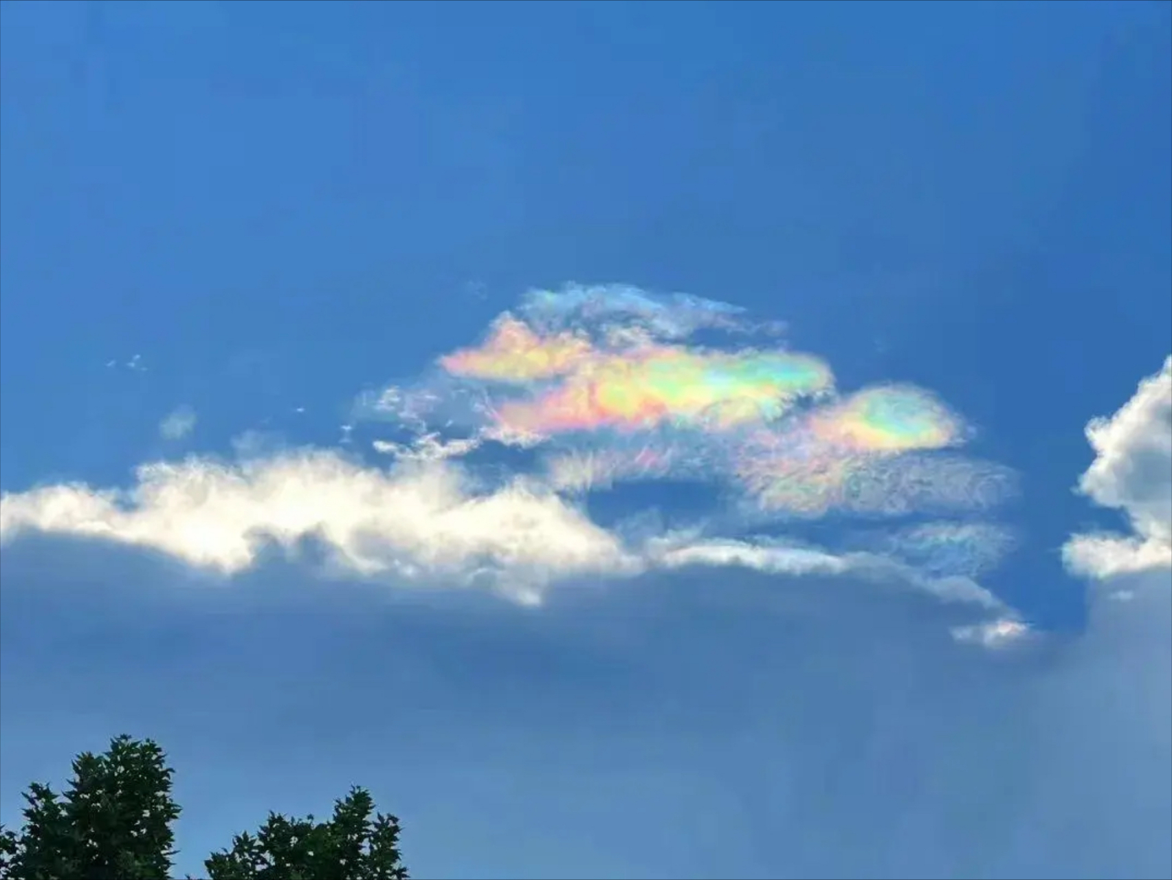 7月21日傍晚,武汉天空出现"七彩祥云"景观.